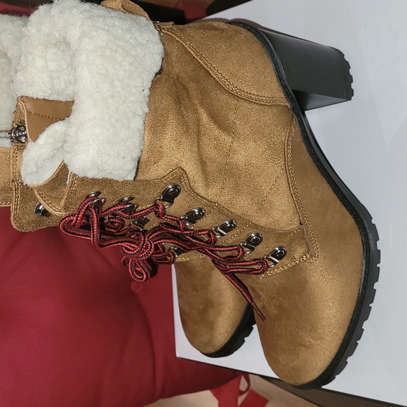 New Nine West PEER2/3.75in.heeled zip side,sherpa lined boots sizes 9 and 10 - Picture 3 of 8